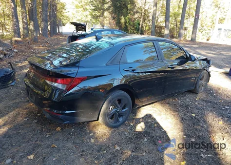 2021 Hyundai Elantra Sel z USA, uszkodzony, nr VIN KMHLM4AG4MU182915